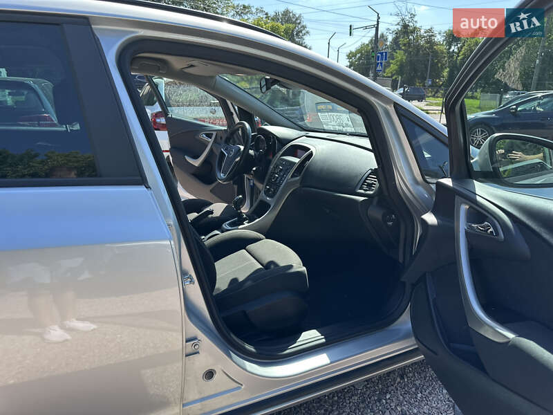 Универсал Opel Astra 2011 в Ровно