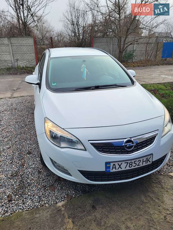 Opel Astra 2011 Opel Astra 2011