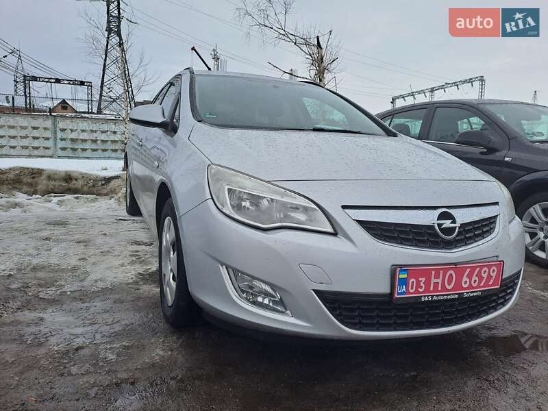 Универсал Opel Astra 2011 в Нововолынске