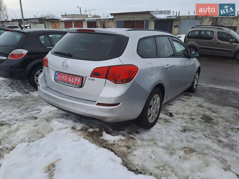 Универсал Opel Astra 2011 в Нововолынске