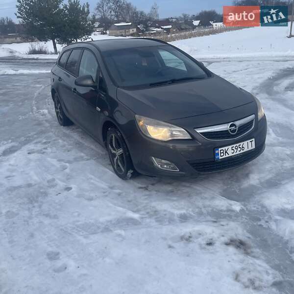 Универсал Opel Astra 2011 в Сарнах