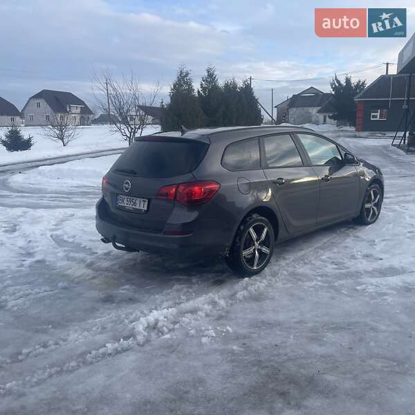 Универсал Opel Astra 2011 в Сарнах