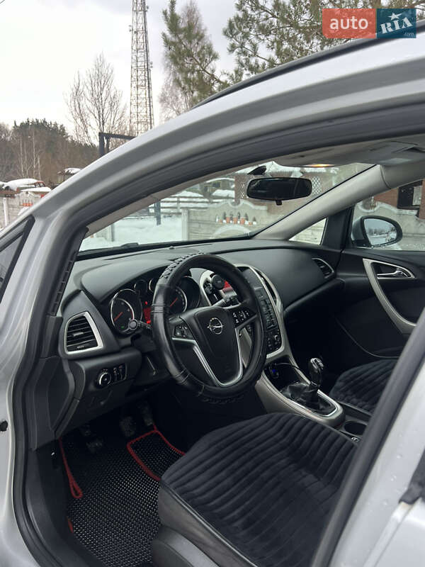 Универсал Opel Astra 2012 в Олевске