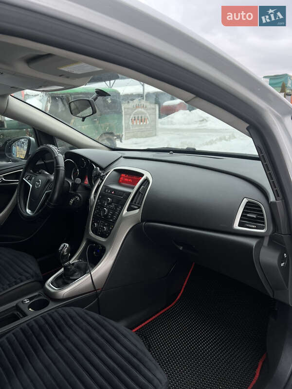 Универсал Opel Astra 2012 в Олевске