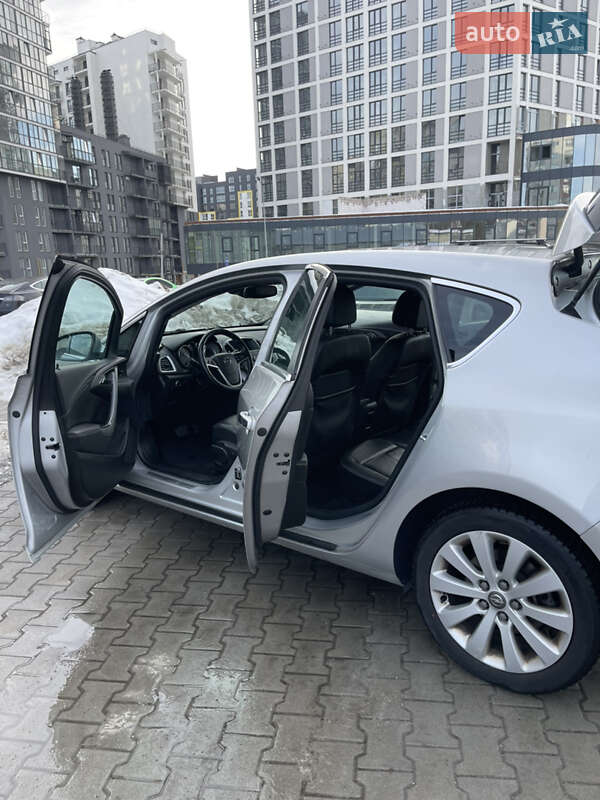 Хэтчбек Opel Astra 2013 в Львове