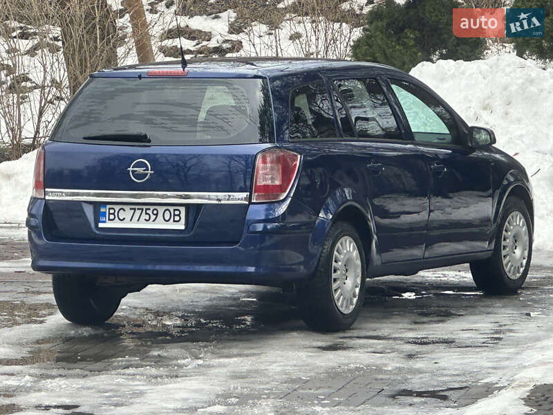 Универсал Opel Astra 2011 в Дрогобыче