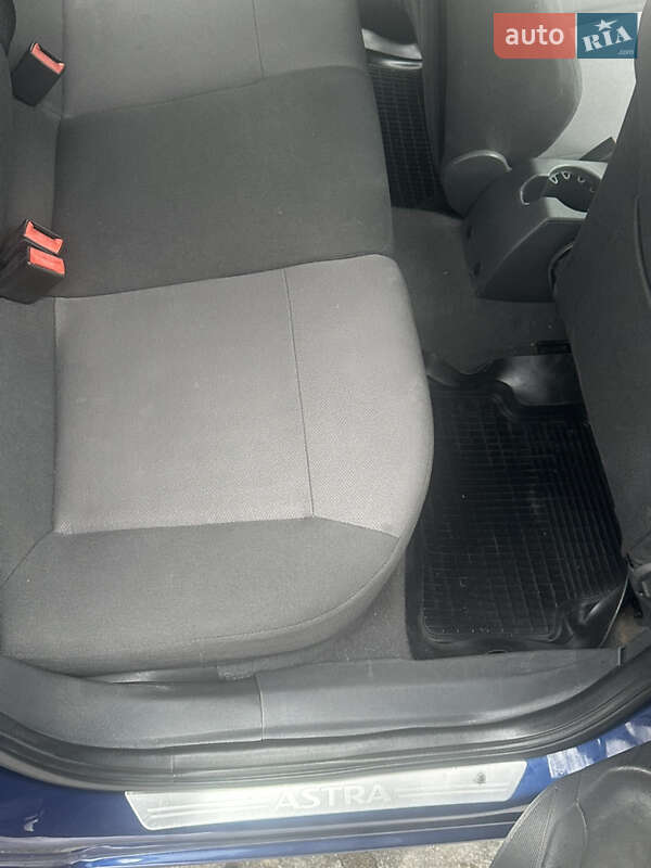 Универсал Opel Astra 2011 в Дрогобыче