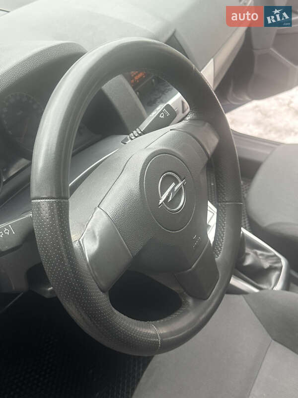 Универсал Opel Astra 2011 в Дрогобыче