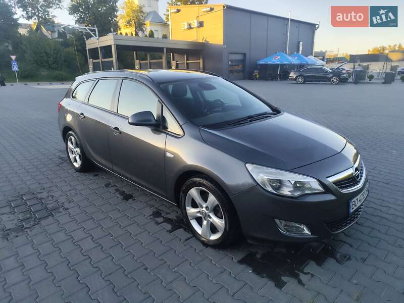 Универсал Opel Astra 2011 в Зборове