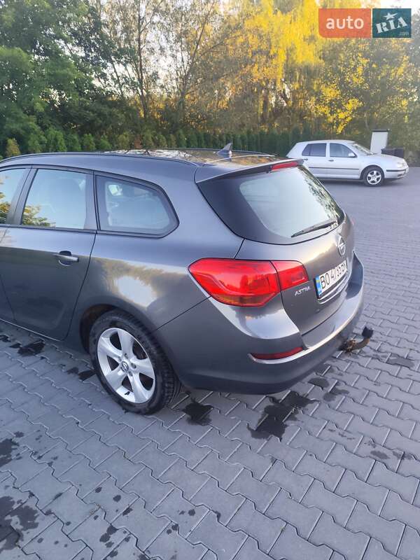 Универсал Opel Astra 2011 в Зборове