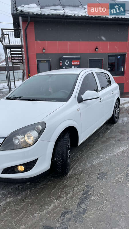 Хэтчбек Opel Astra 2012 в Надворной