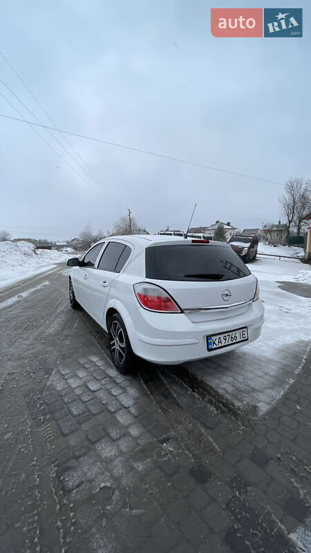 Хэтчбек Opel Astra 2012 в Надворной