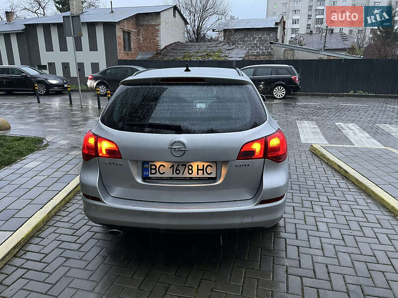 Универсал Opel Astra 2012 в Львове
