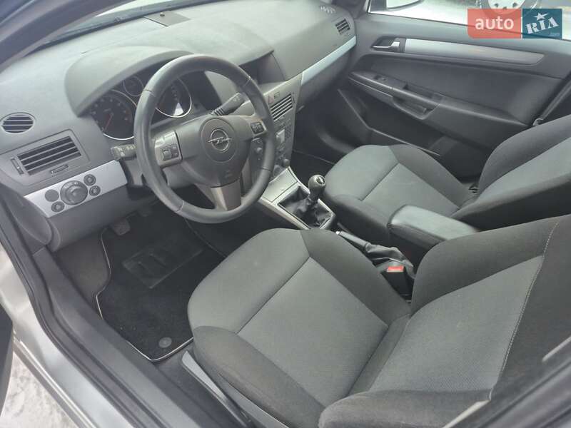 Универсал Opel Astra 2006 в Нововолынске