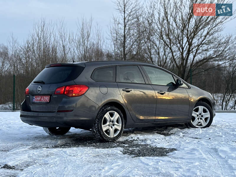 Універсал Opel Astra 2012 в Дрогобичі