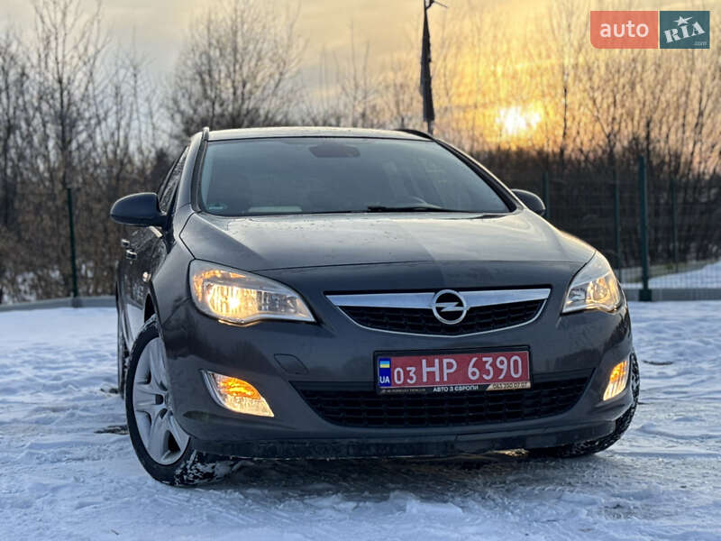 Універсал Opel Astra 2012 в Дрогобичі