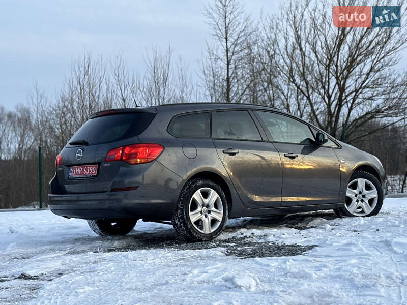 Універсал Opel Astra 2012 в Дрогобичі