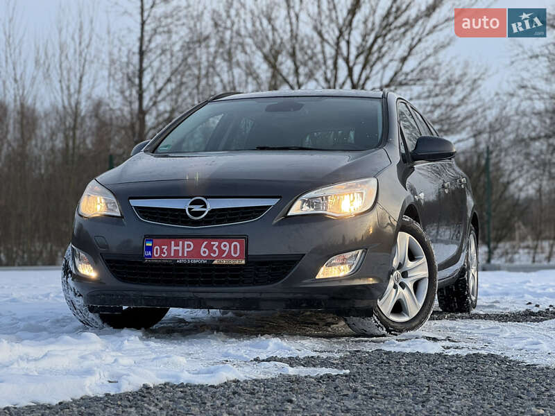 Універсал Opel Astra 2012 в Дрогобичі