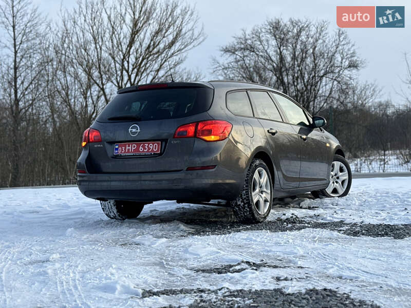 Універсал Opel Astra 2012 в Дрогобичі