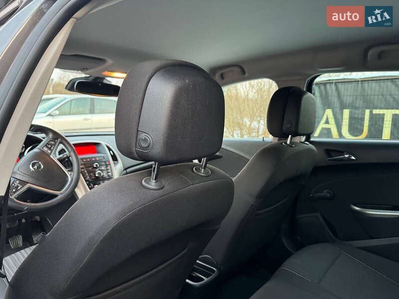 Універсал Opel Astra 2012 в Дрогобичі