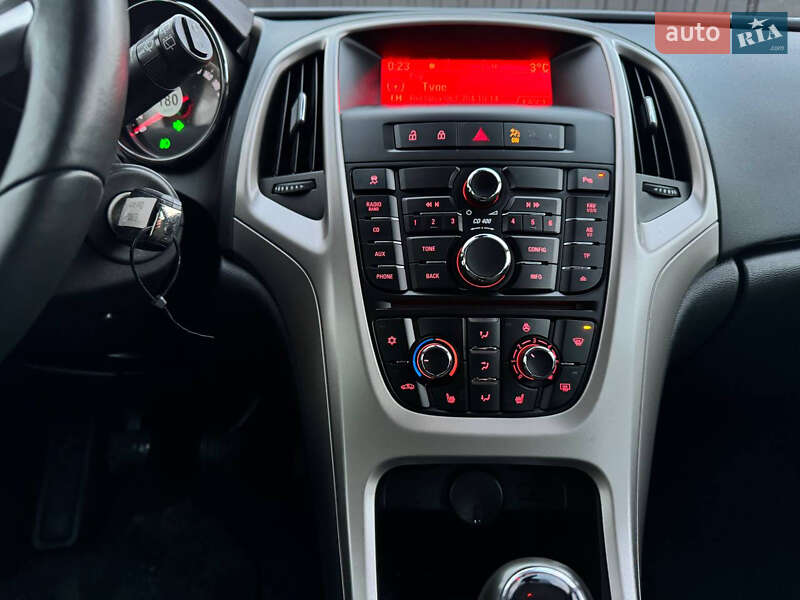 Універсал Opel Astra 2012 в Дрогобичі