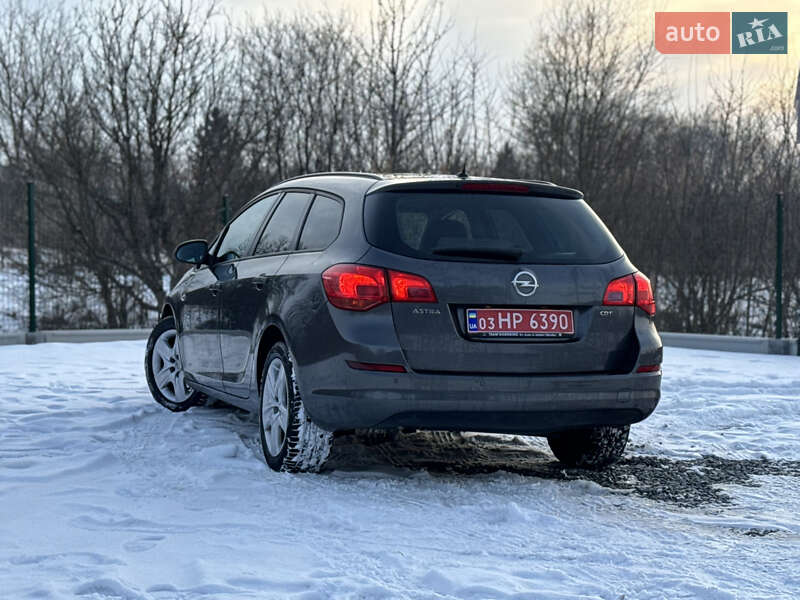 Універсал Opel Astra 2012 в Дрогобичі