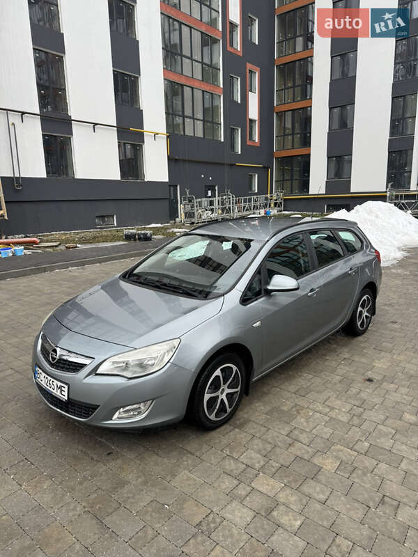 Универсал Opel Astra 2012 в Львове