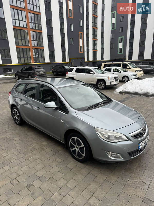 Универсал Opel Astra 2012 в Львове