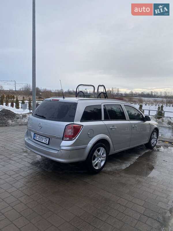 Универсал Opel Astra 2010 в Мостиске