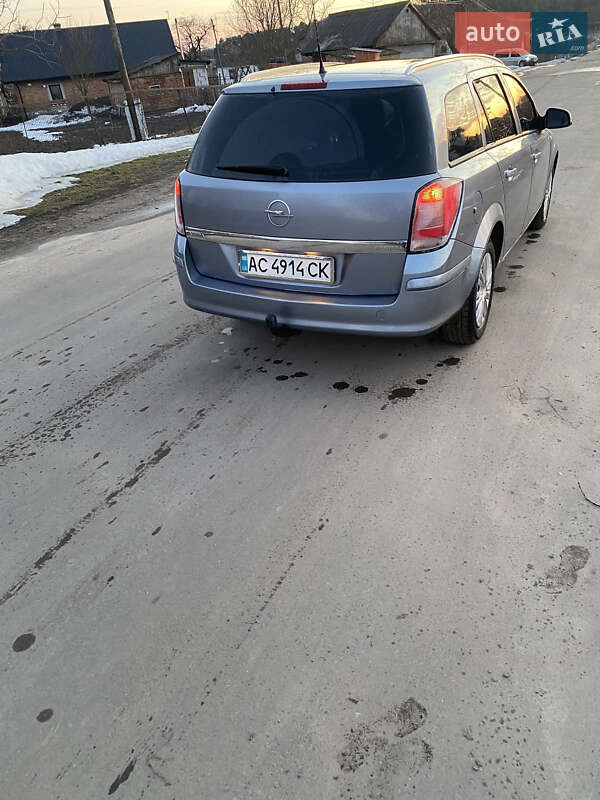 Универсал Opel Astra 2009 в Луцке