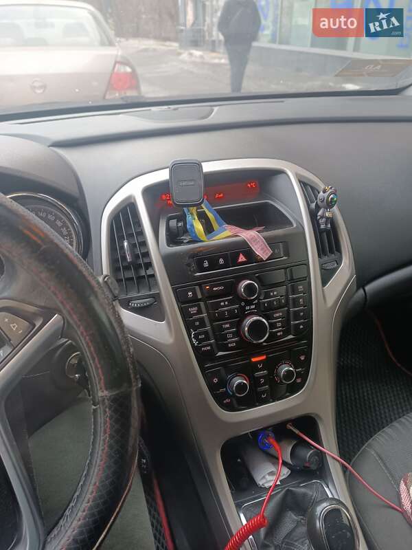 Opel Astra 2011 Opel Astra 2011