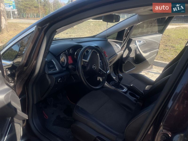 Універсал Opel Astra 2012 в Новояворівську