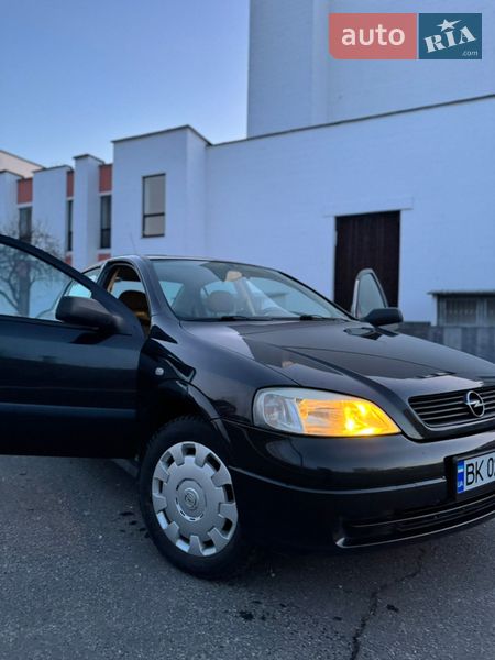 Седан Opel Astra 2008 в Вараше
