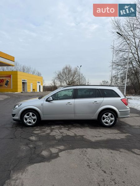Универсал Opel Astra 2010 в Полтаве