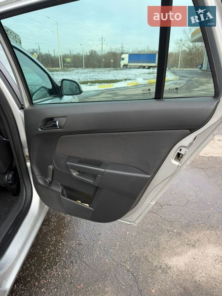 Универсал Opel Astra 2010 в Полтаве