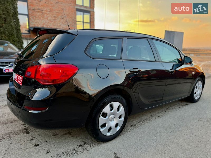Универсал Opel Astra 2011 в Ровно