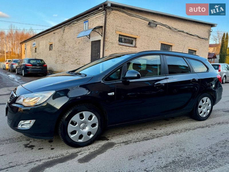 Универсал Opel Astra 2011 в Ровно