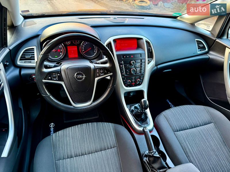 Универсал Opel Astra 2011 в Ровно