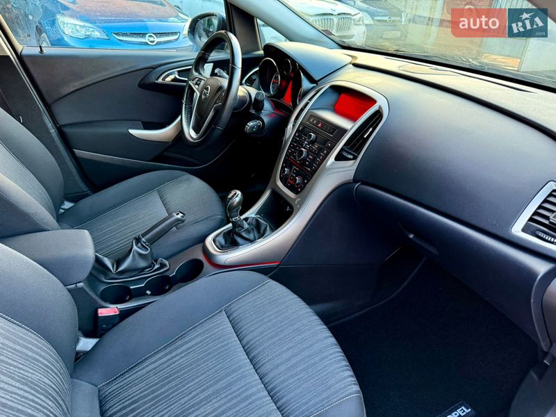 Универсал Opel Astra 2011 в Ровно