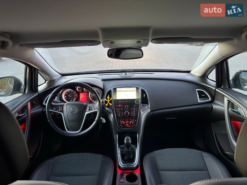 Универсал Opel Astra 2013 в Стрые