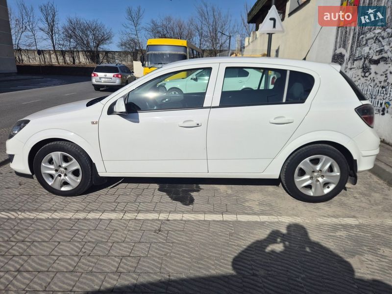 Хэтчбек Opel Astra 2012 в Львове