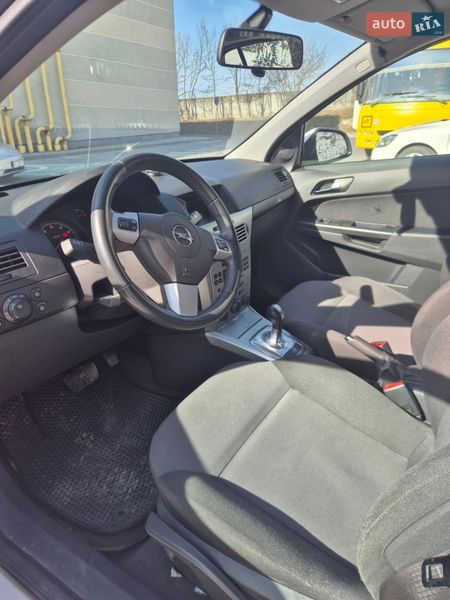 Хэтчбек Opel Astra 2012 в Львове