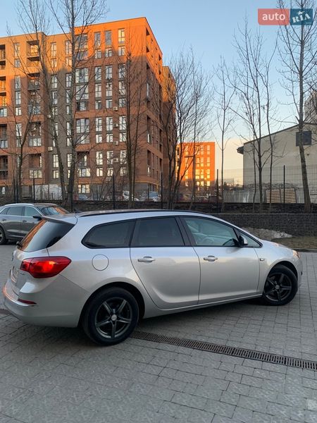 Универсал Opel Astra 2013 в Львове