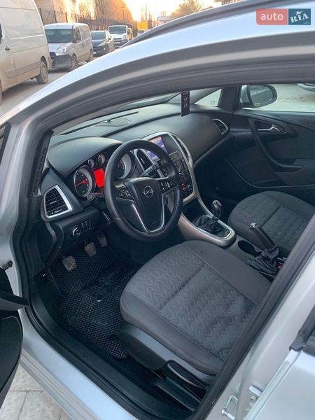 Универсал Opel Astra 2013 в Львове