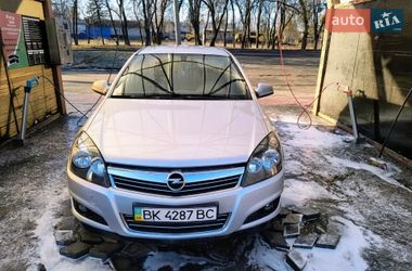Універсал Opel Astra 2012 в Рівному