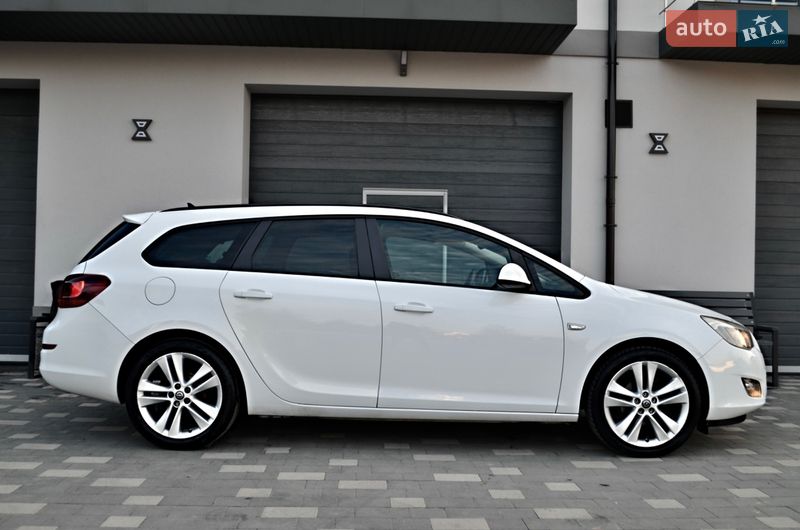 Универсал Opel Astra 2011 в Дрогобыче