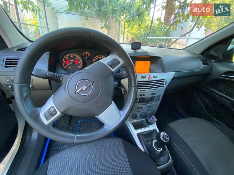 Універсал Opel Astra 2011 в Кельменцях