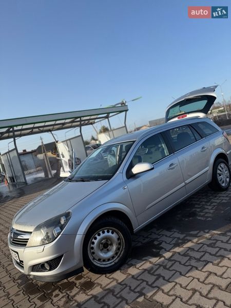 Универсал Opel Astra 2008 в Нововолынске