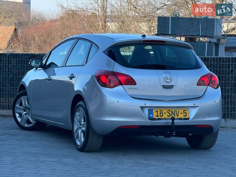 Хэтчбек Opel Astra 2011 в Стрые