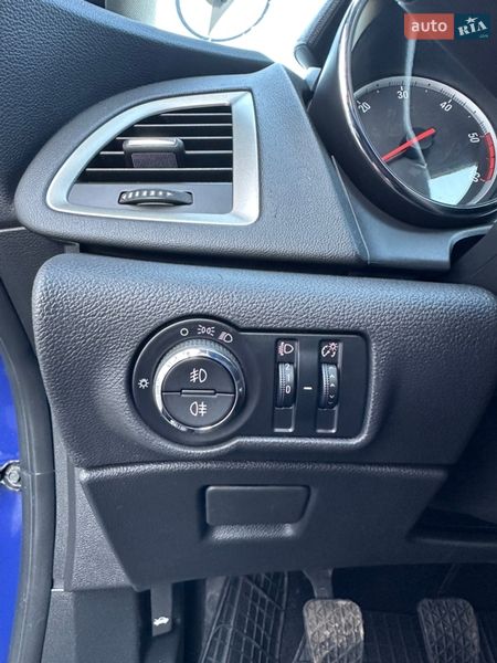 Универсал Opel Astra 2011 в Ровно